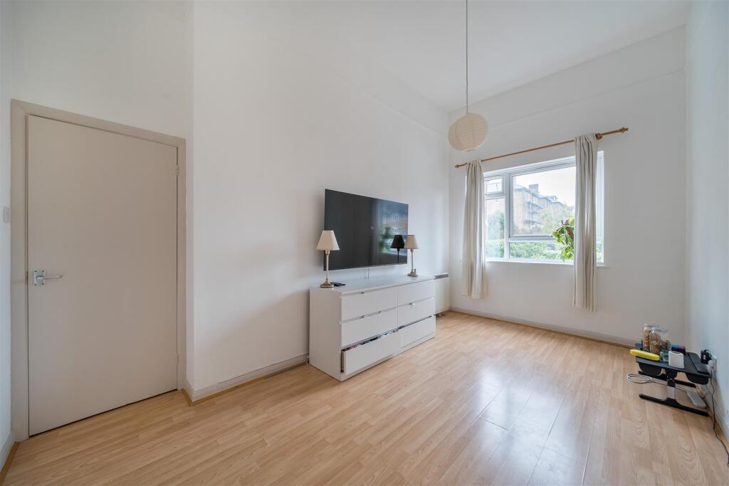Apartment in Kingston upon Thames - More