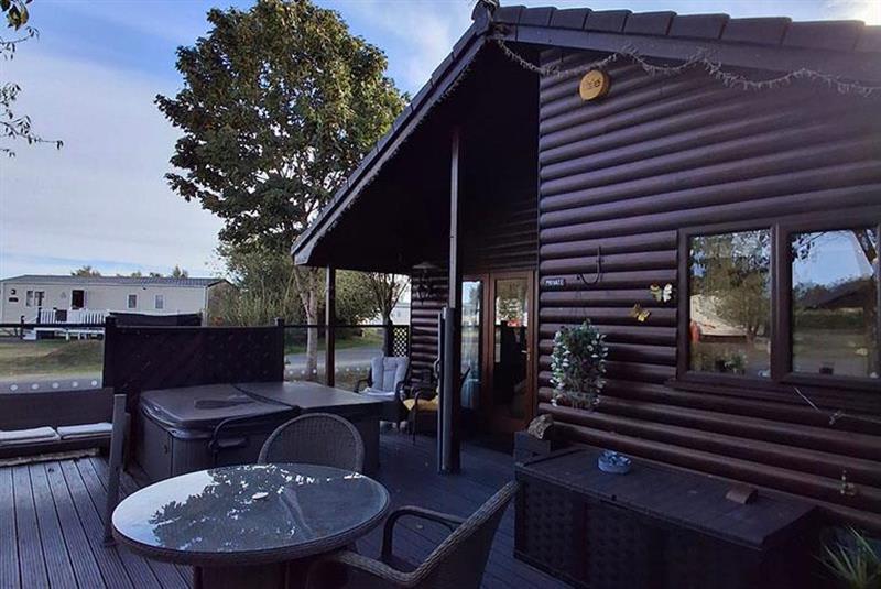Studio caravan on Tattershall Lakes Country Park – Lincolnshire, £149,000