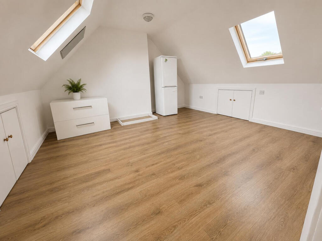Apartment in Romford - More