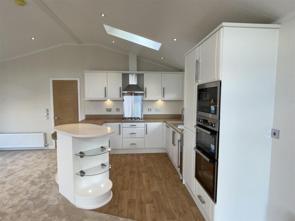 Wateringbury Road, East Malling, Kent photo 3