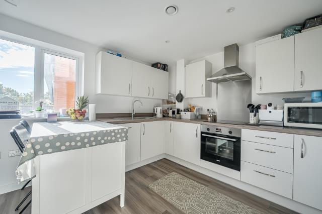 Apartment in Maidenhead, North Town - View 2