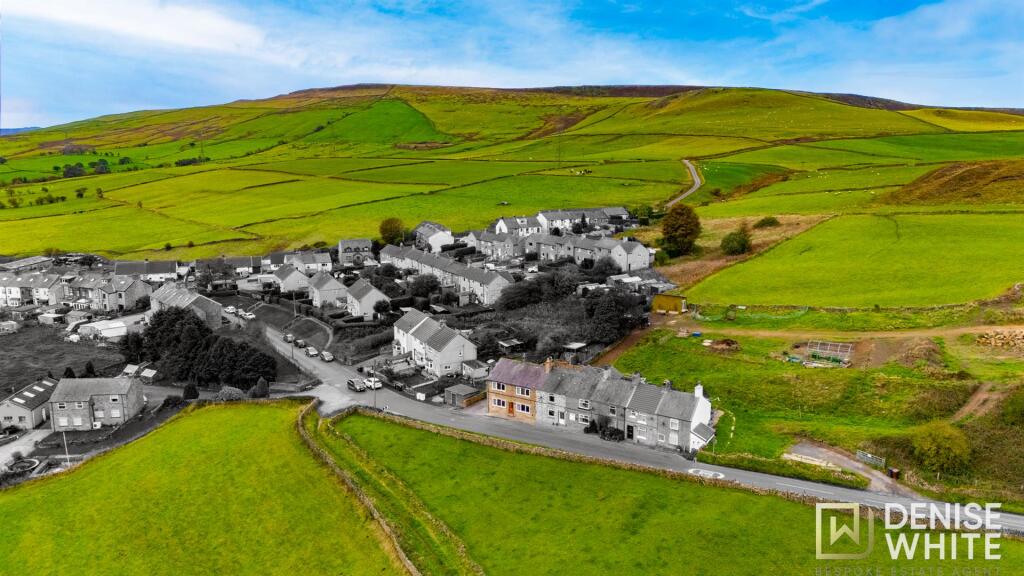 House in High Peak, Martinside, Chapel-en-le-Frith - More
