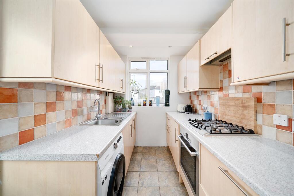 House in Sutton - View 4