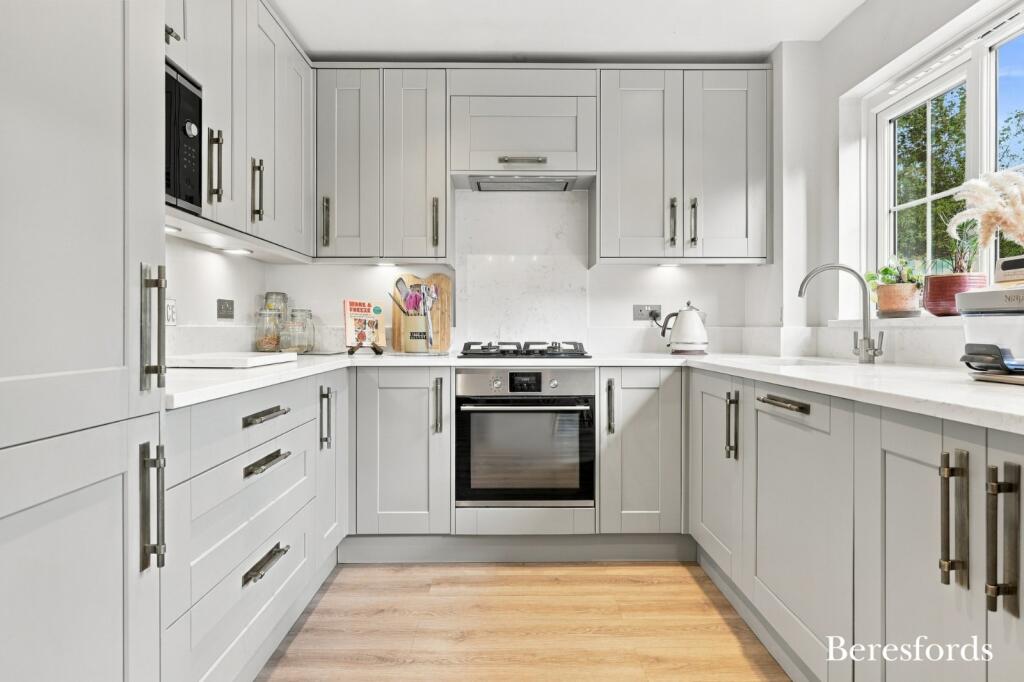 House in Basildon, Billericay - More
