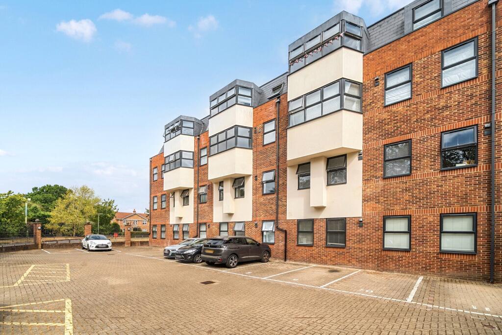 Apartment in Runnymede, Chertsey - View 5
