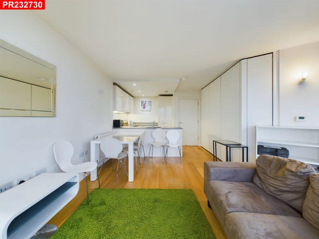 Main image of property: Hayes & Harlington – 3 Bedrooms Flat