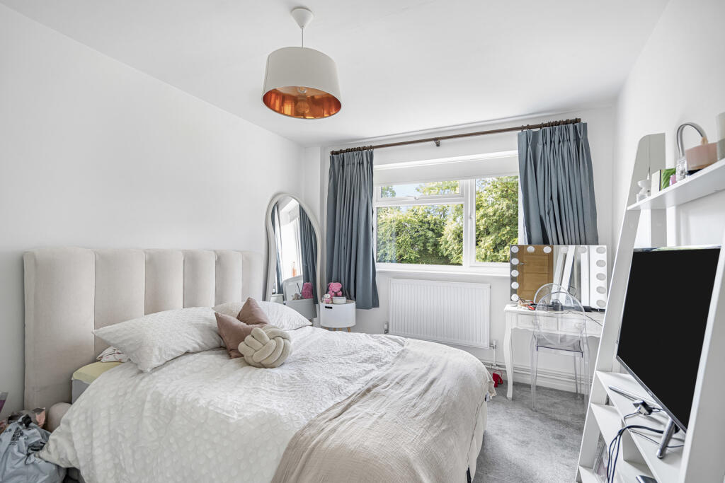 Apartment in Elmbridge, Clarendon Park - More
