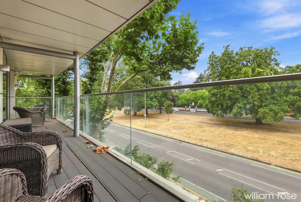 Apartment in London, Snaresbrook - View 4