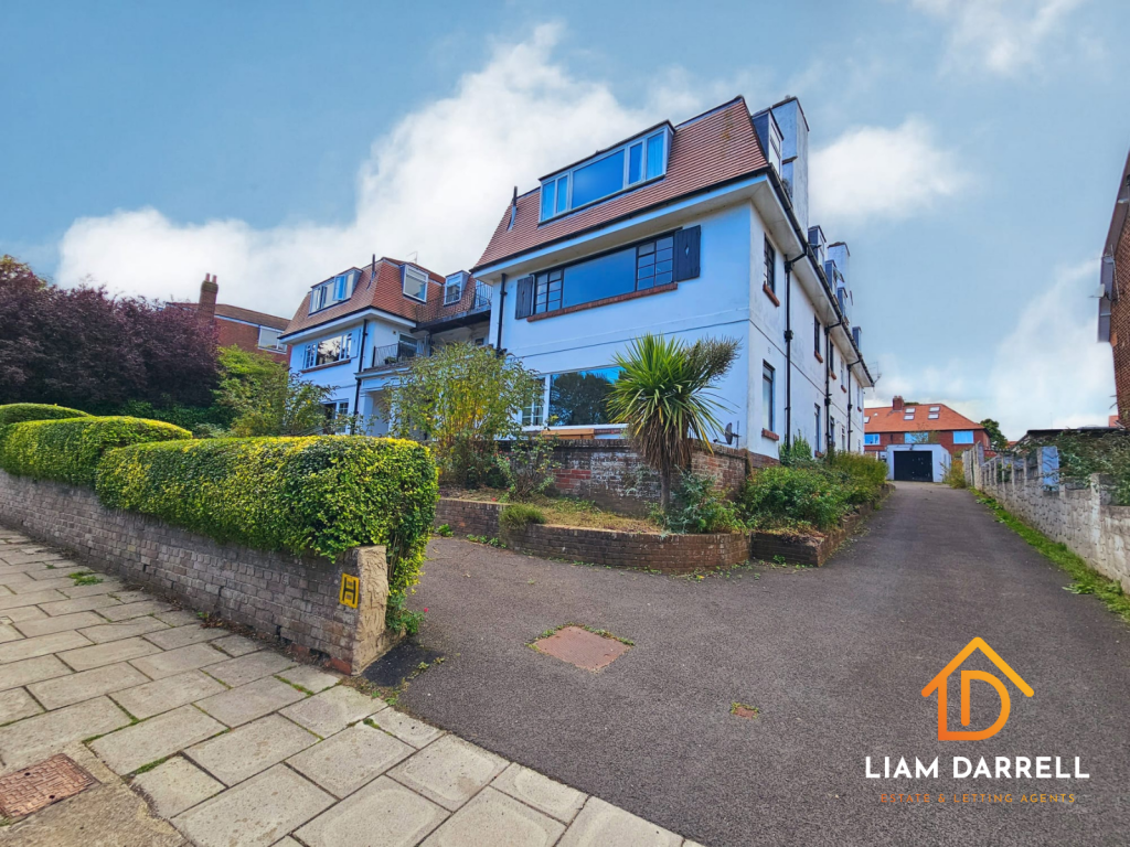 2-bed flat on Cecil Court, Ryndleside, Scarborough, North Yorkshire, £130,000