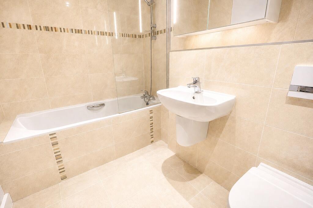 Apartment in Southampton, Ocean Village - More
