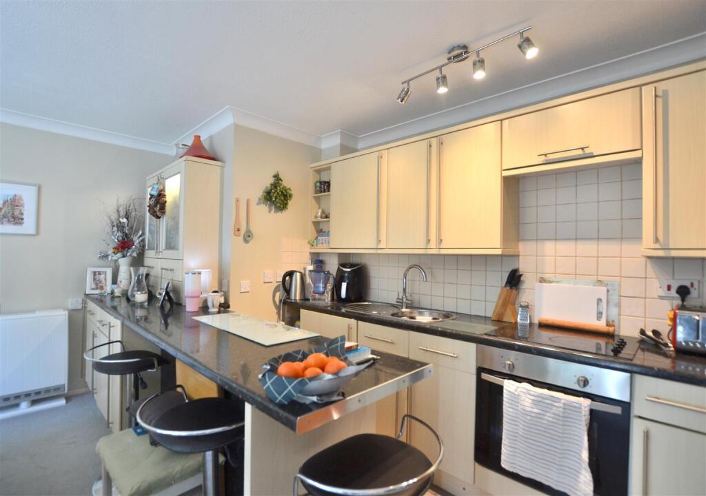 Apartment in Surrey Heath, Surrey - View 4