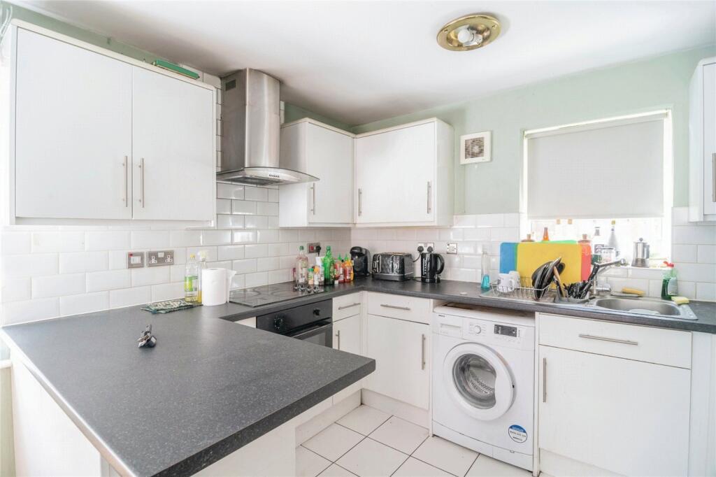 Dudley Close, Chafford Hundred, Grays, Essex, RM16 photo 3
