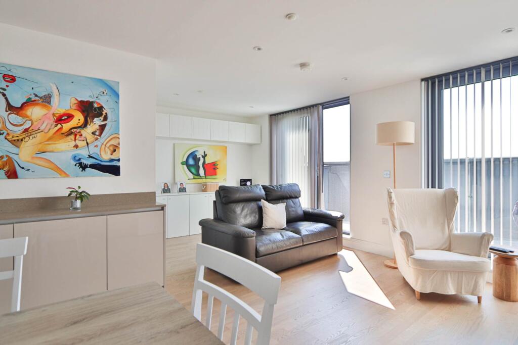 Apartment in Kingston upon Thames - View 4