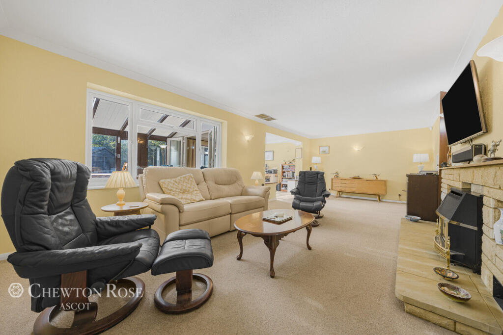 House in Slough, Taplow - More