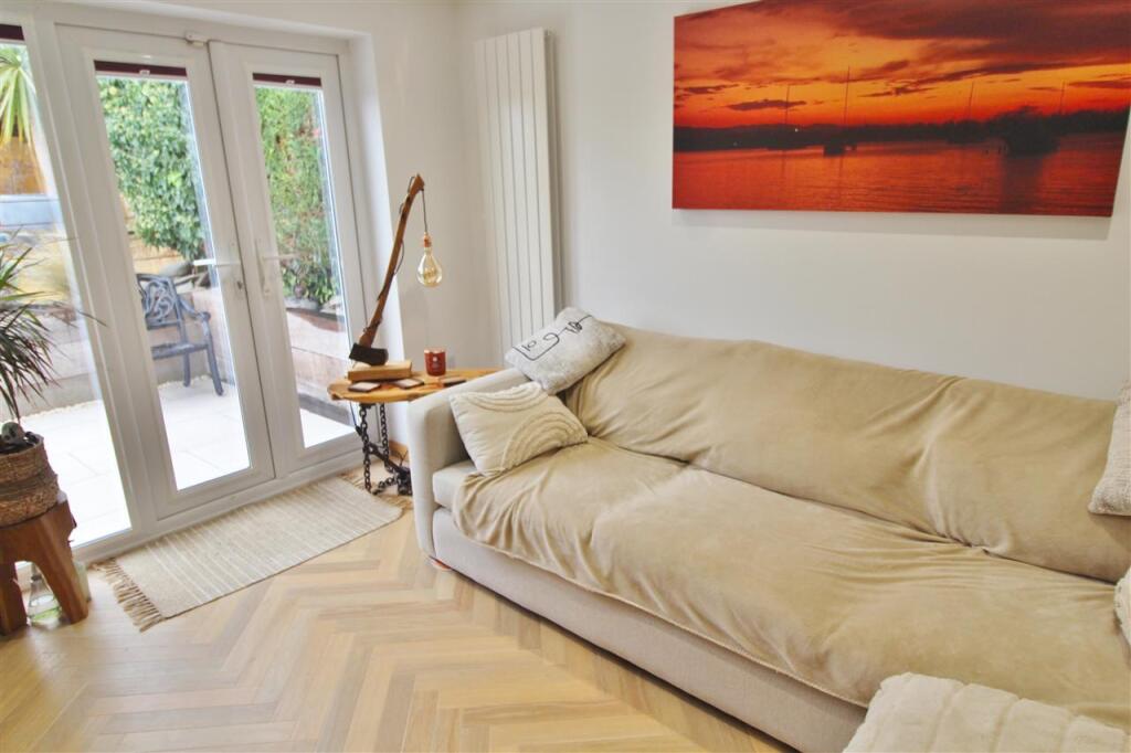 House in South Kesteven, Green Hill, Grantham - More