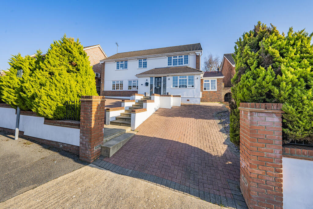 4-bed detached on Beacon Close, Uxbridge, £965,000