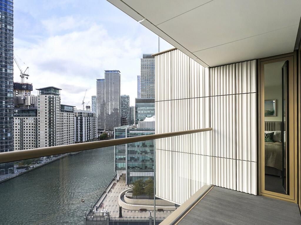 1-bed apartment on Park Drive, Canary Wharf, E14, £900,000