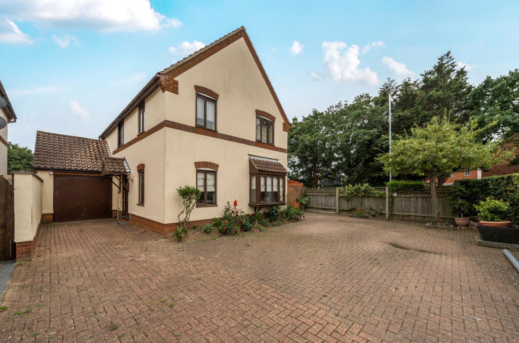 High Hall Close, Trimley St. Martin, Felixstowe photo 2