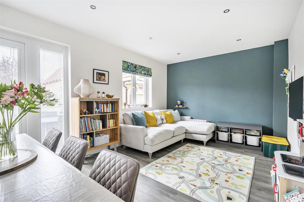 House in Arborfield Green, Finchampstead - View 3