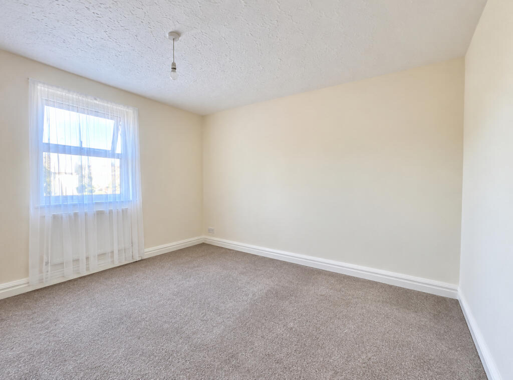 Apartment in Romford - More