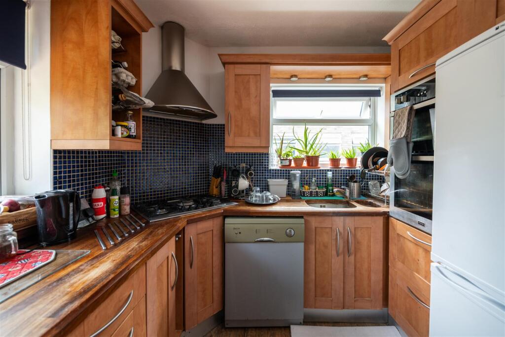 Apartment in Reigate and Banstead, Surrey - More