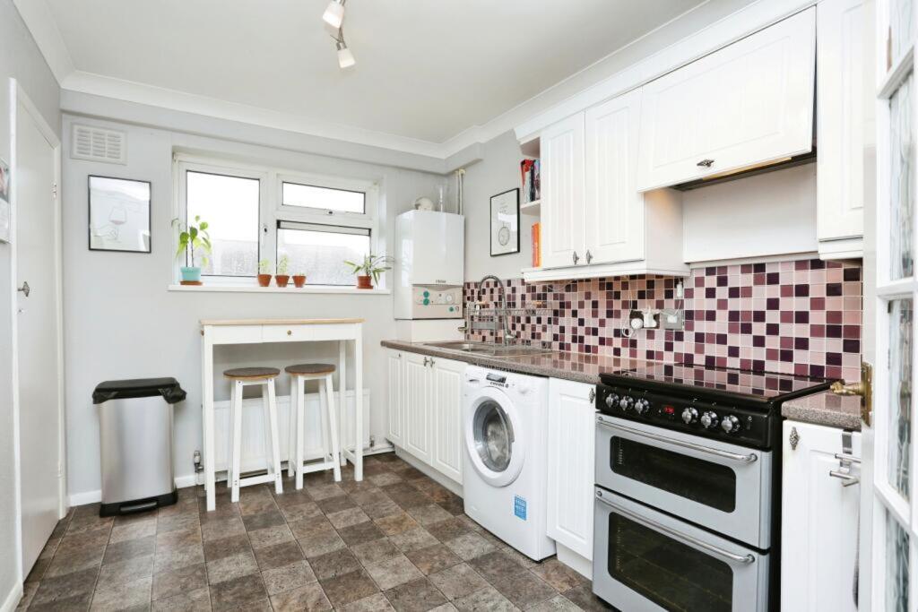 Apartment in London, West Heath - View 2