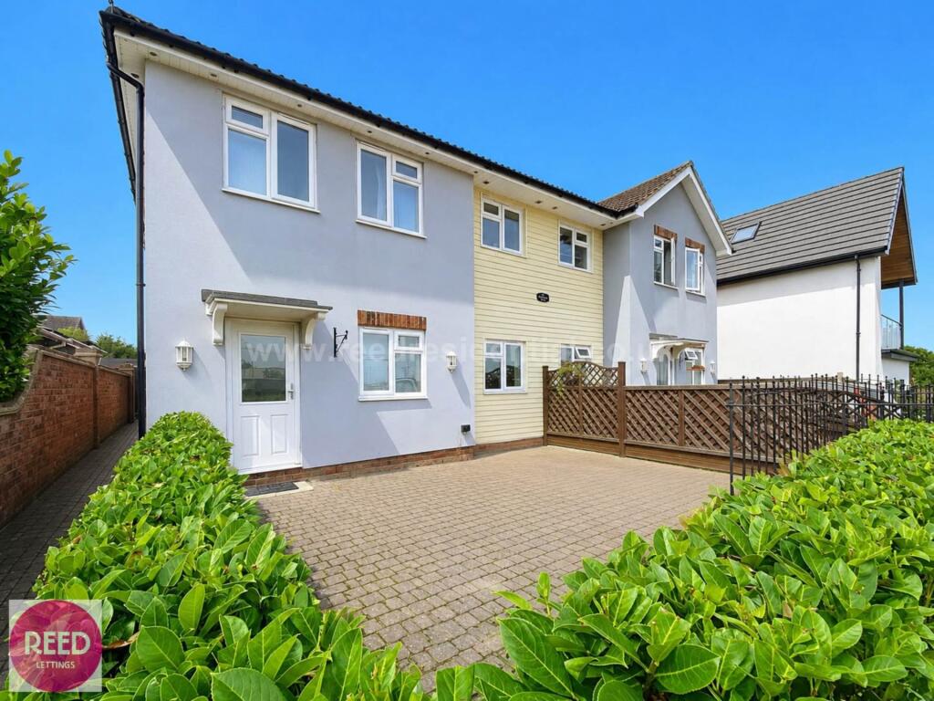 2-bed flat on Riverbreeze Court, Ferry Road, Hullbridge, £240,000