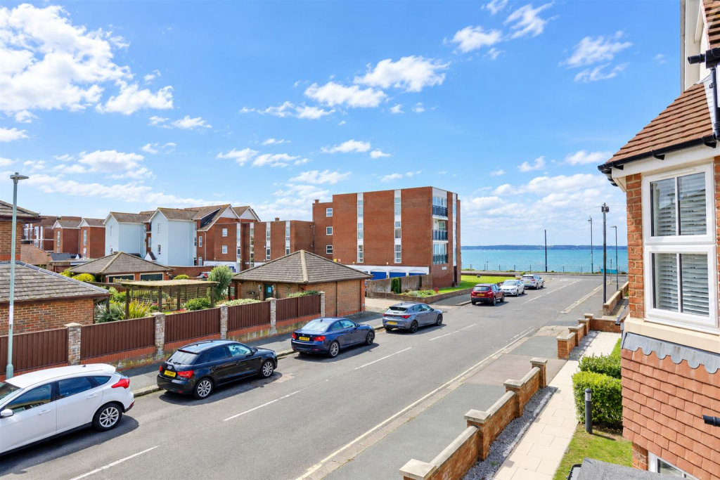 Osborne Road, Lee-On-The-Solent photo 4