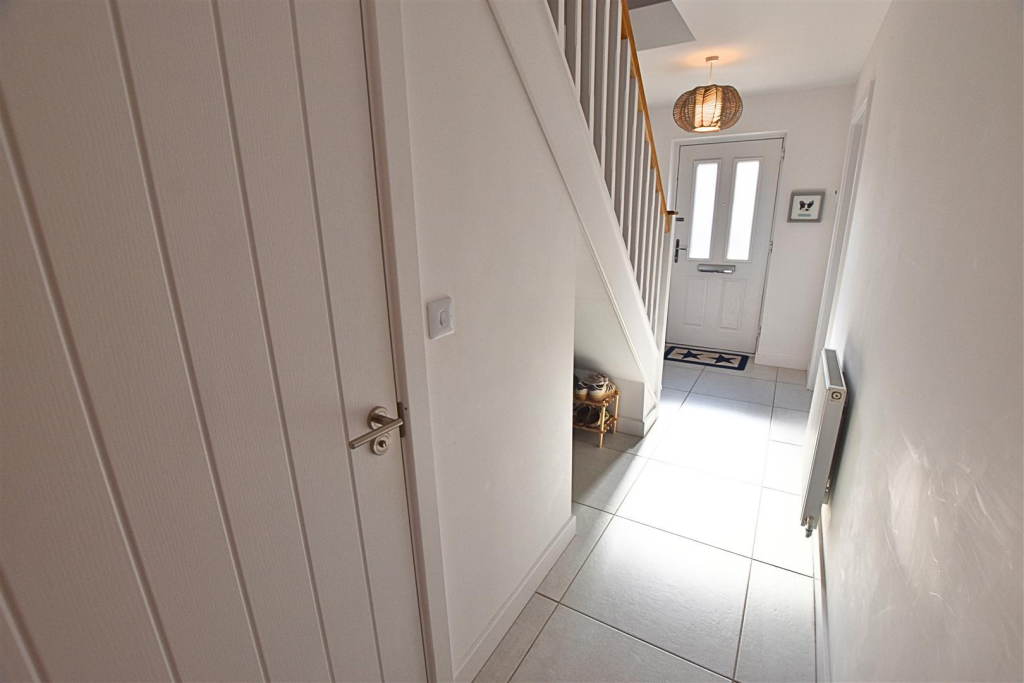 House in New Waltham, Becklands - More
