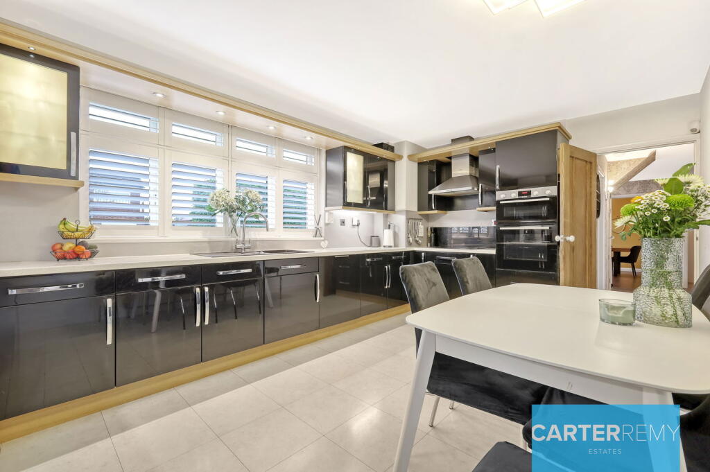 5-bed detached on Blackshots Lane, Grays, RM16, £700,000