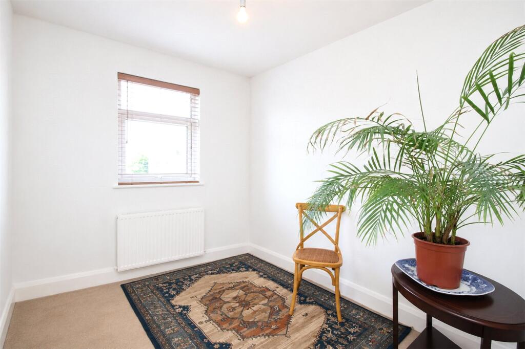 Apartment in Southend-on-Sea, Essex - More