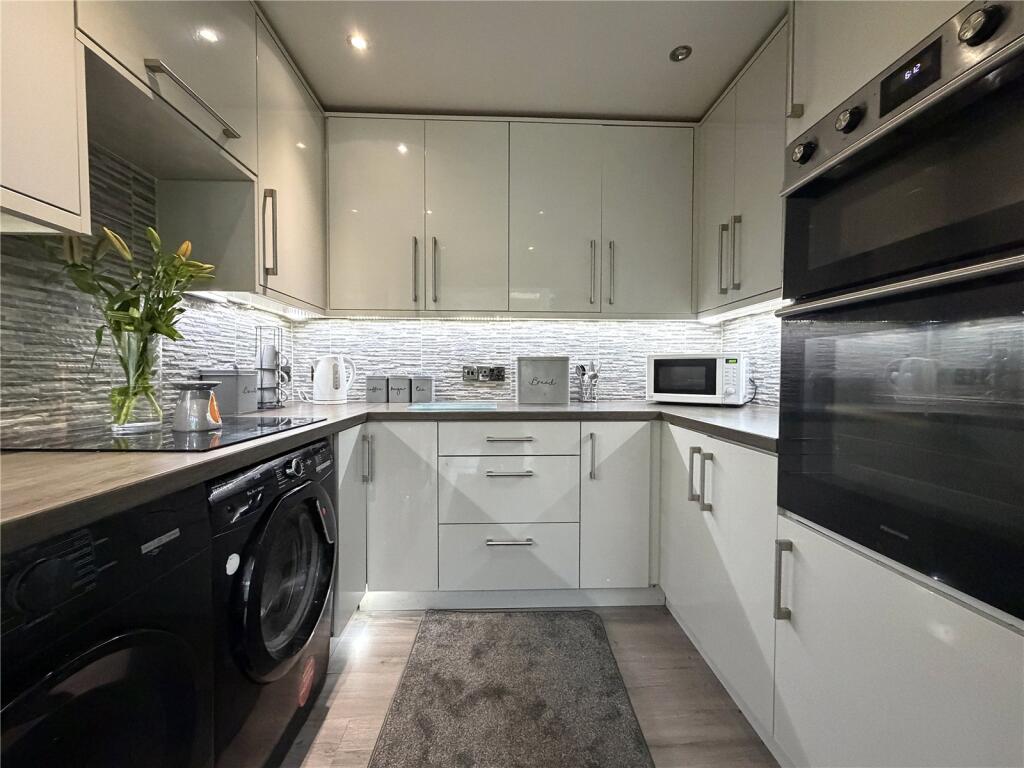 Harewood Drive, Royton, Oldham, Greater Manchester, OL2 photo 2