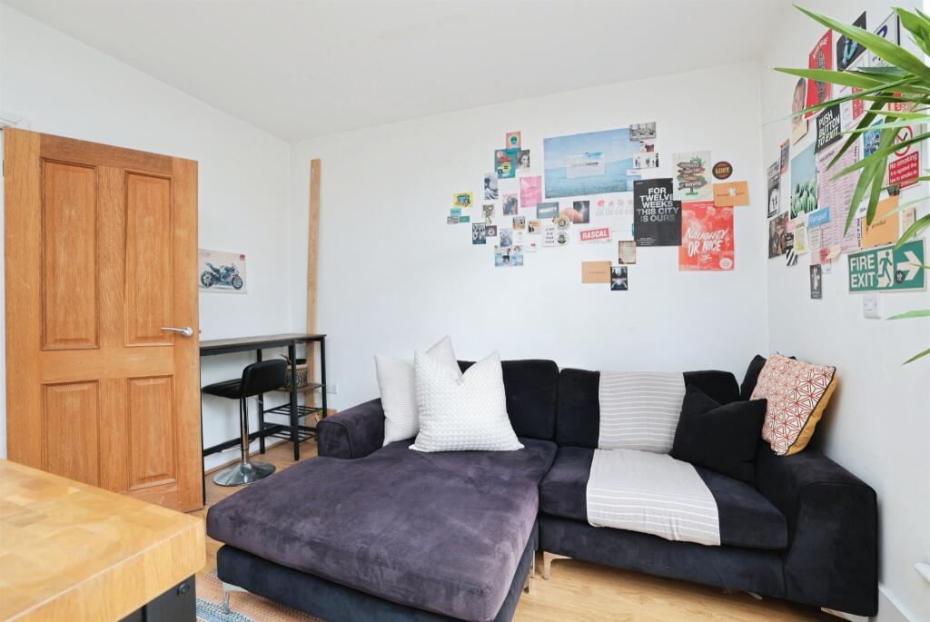Apartment in Hemel Hempstead - View 3