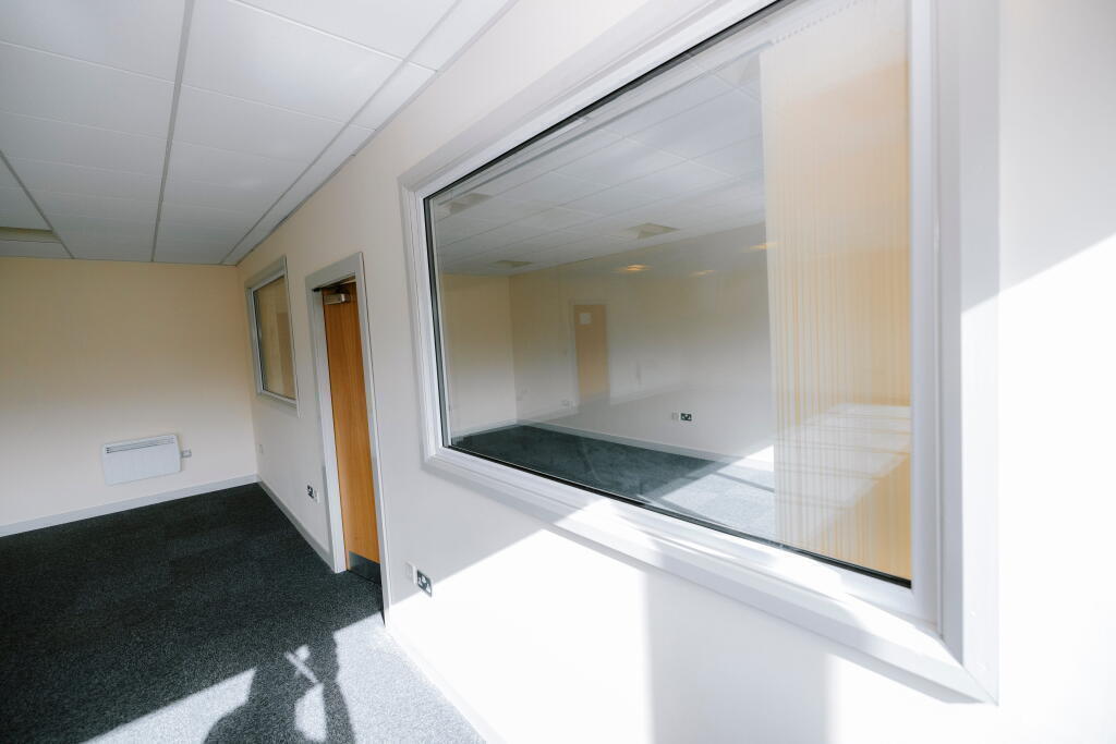 1000 sqft office in Burnley