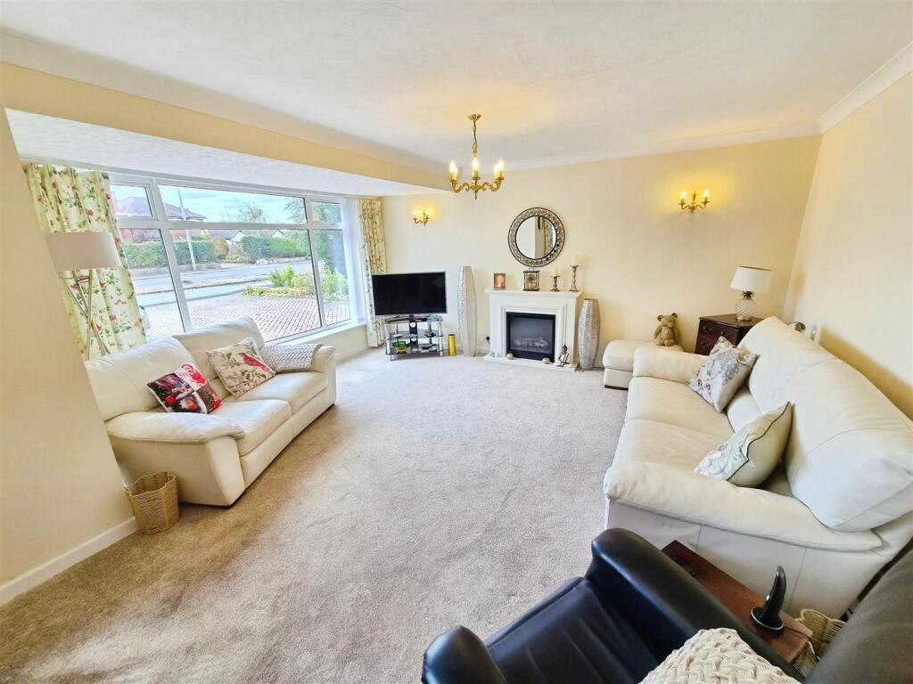 House in Sandbach, Ettiley Heath - More