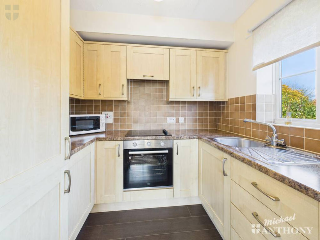 Churchill Court, Beaconsfield Road, Aylesbury photo 3