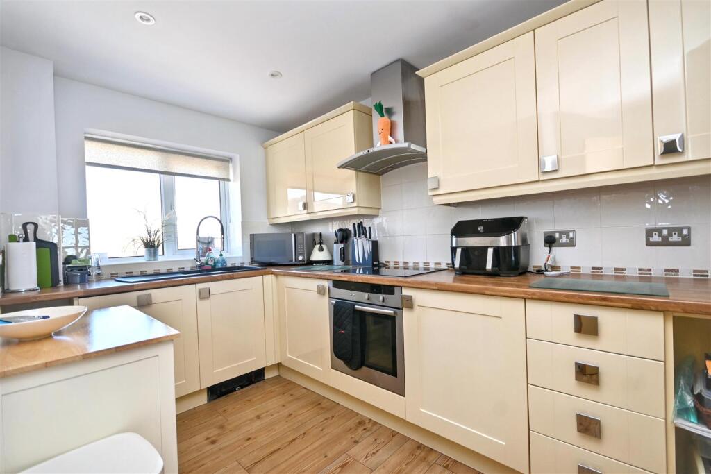 Apartment in Eastbourne, Crumbles - View 4
