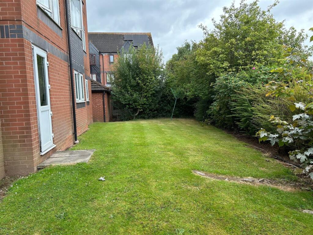 Apartment in Sandwell, West Midlands - View 4