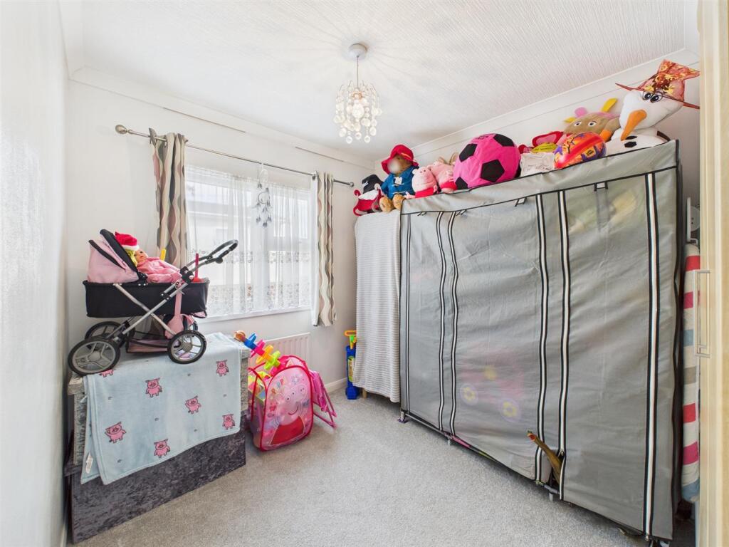 House in Reading, Garston Park, Tilehurst - More