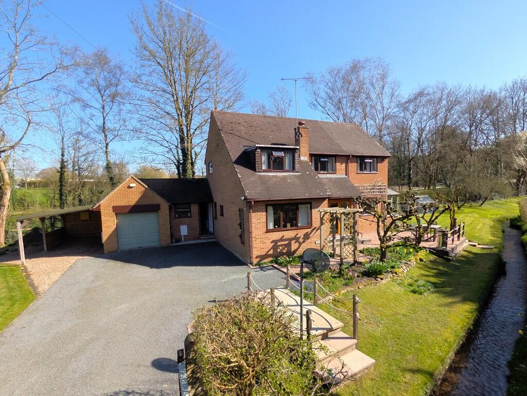 3-bed detached on Chapel Lane, Clifton, £500,000