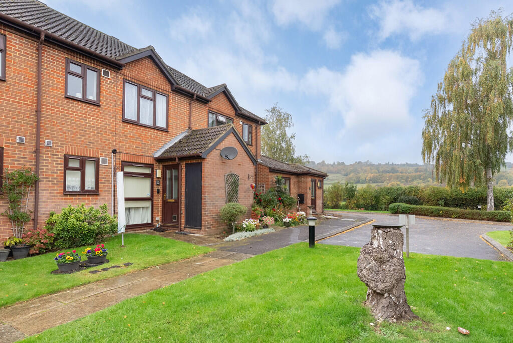 1-bed flat on Milton Court Lane, Dorking, £120,000