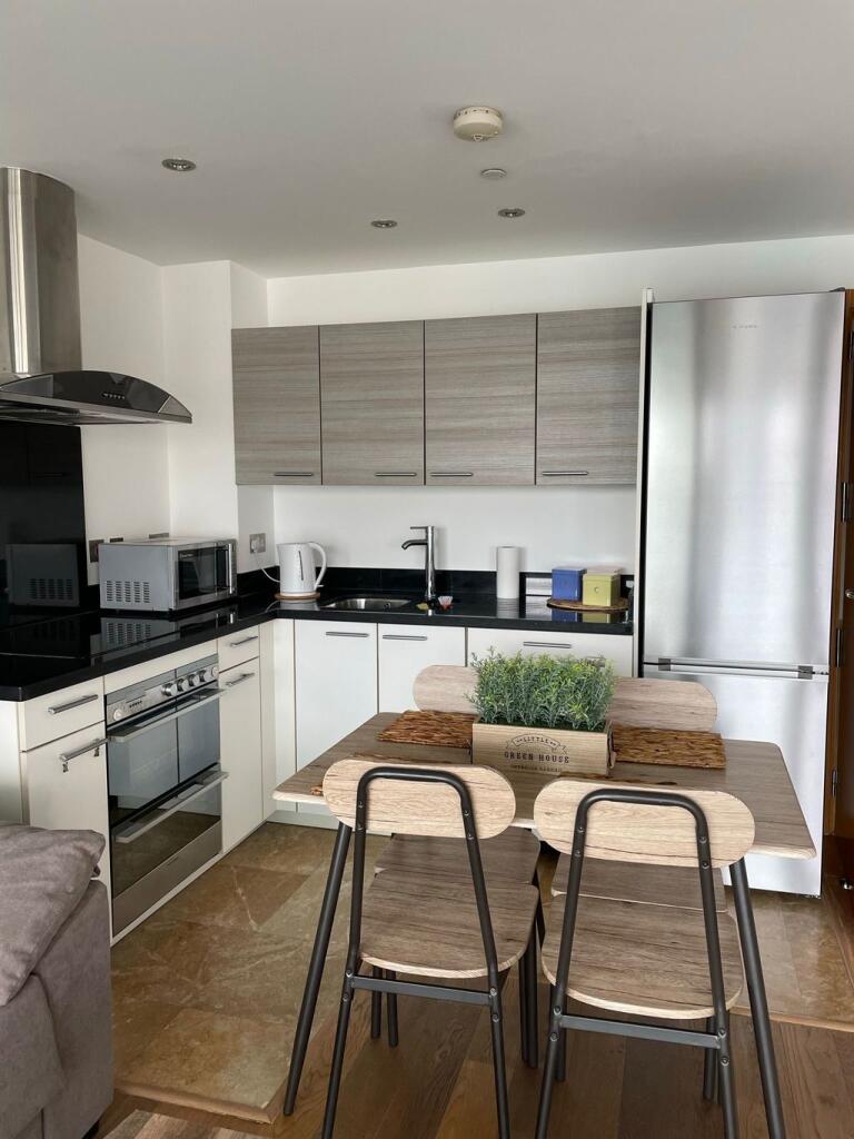 Main image of property: Grand Ocean Plaza, 2 bed, 1 bath, parking, spacious and bright. Available for immediate occupation, enquire within for v