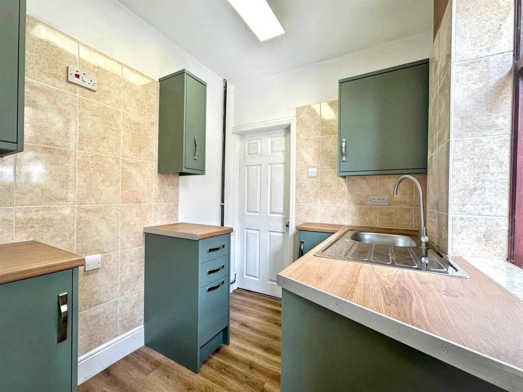 House in Stoke-on-Trent, Sneyd Green - View 2