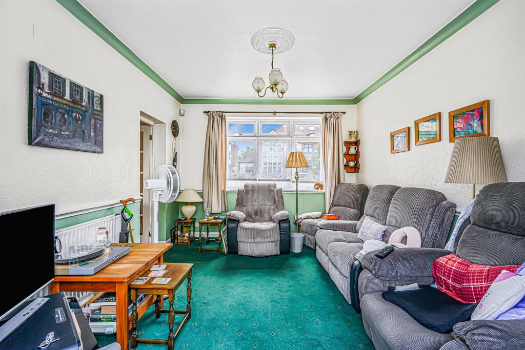 House in London, Royston Parade, Highams Park - More