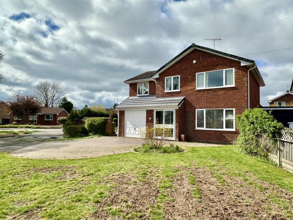 4-bed detached on Cherry Tree Crescent, Salford Priors, £425,000