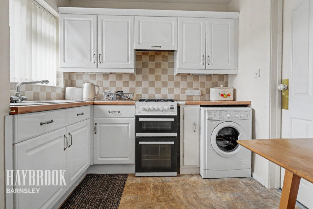 Lynton Place, Darton photo 3