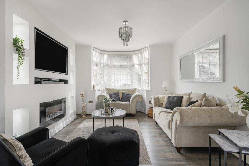 House in London, Rush Green - View 4