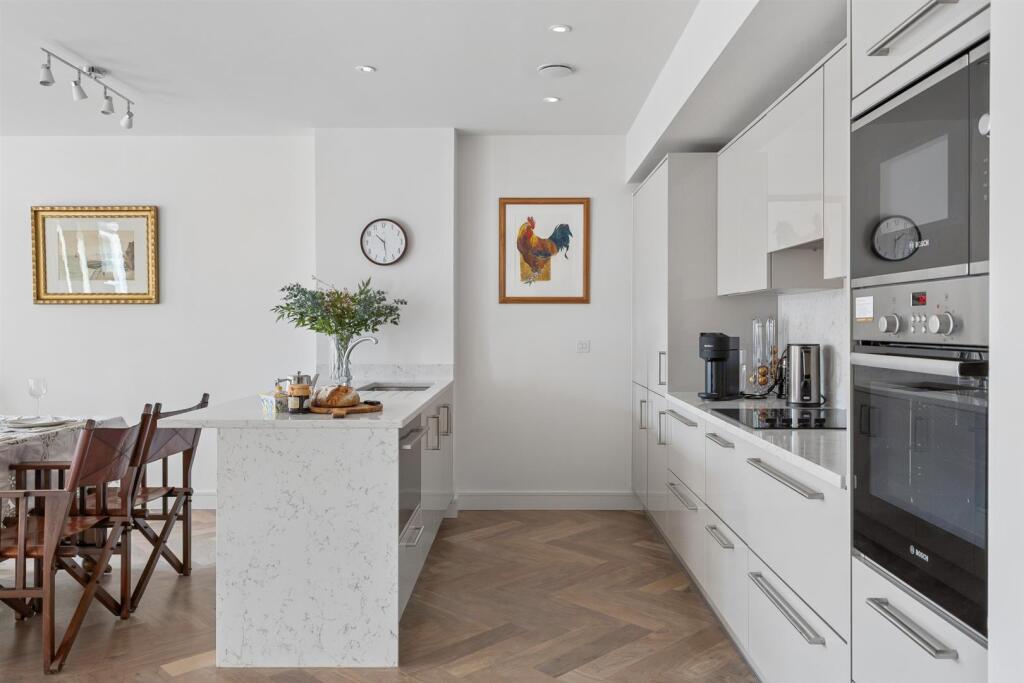 Apartment in Gloucester - View 5