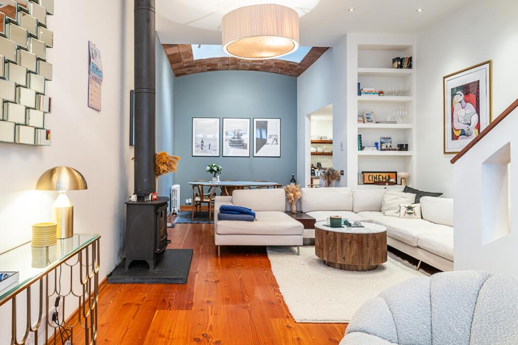 1 bedroom mews property for rent