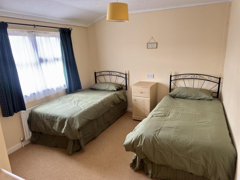 House in Pontrobert, Llangyniew - More